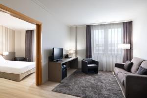 a hotel room with a bed and a television at Hotel SB Ciutat Tarragona in Tarragona