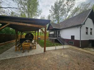 a pavilion with a house in the background with at Dream vendégház in Vásárosnamény