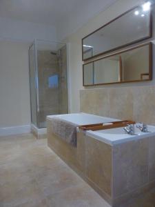 Ett badrum på Mersey View, Two Bedroom Apartment, Liverpool