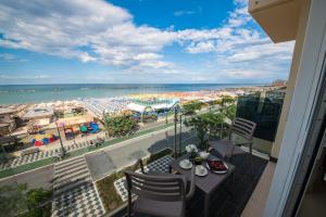 balkon z widokiem na plażę i ocean w obiekcie Hotel Vista Mare & Spa w Cesenatico