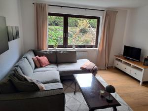 ein Wohnzimmer mit Sofa und Fenster in der Unterkunft Gemütliche Fewo "Schellings Ruhe" in Sundern