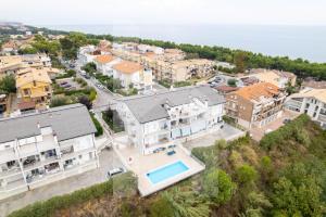 an aerial view of a house with a swimming pool at Homiday - Appartamenti I Gabbiani in Pineto