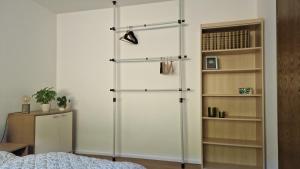 ein Schlafzimmer mit einem Kleiderschrank mit Glastür in der Unterkunft Gemütliche Fewo "Schellings Ruhe" in Sundern
