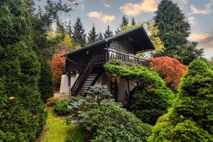 a house in the middle of a garden at Villa Gineta in Štěchovice