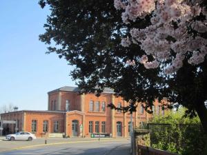 a brick building with a car parked in front of it at Ferienwohnungen Seewald in Teterow
