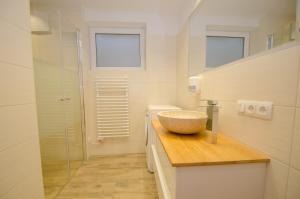 A bathroom at Appartementhaus LAKE VIEW by All in One Apartments Még 21 kép