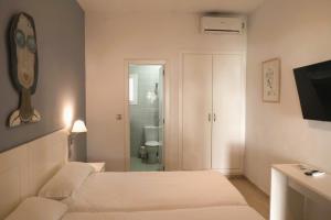 a bedroom with two beds and a bathroom at Arte Vida in Tarifa