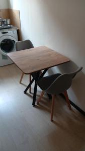 ein Holztisch und ein Stuhl in einer Küche in der Unterkunft Ipsos apartment in Ýpsos