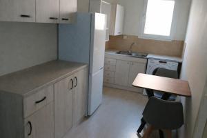 eine kleine Küche mit einem Tisch und einem Stuhl in der Unterkunft Ipsos apartment in Ýpsos