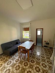 ein Wohnzimmer mit einem Tisch und einem Sofa in der Unterkunft Casa ALCA in Acquavella + 12 Fotos
