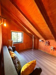 a living room with a couch in a room at Cabaña Amancay Fuy in Puerto Fuy