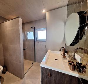 a bathroom with a sink and a shower at Vakantiewoning Koestraat 48A met strandcabine in Westkapelle