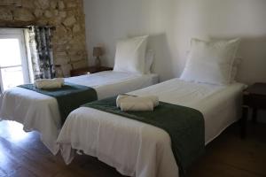 two beds in a room with white sheets at The Monet in Châteauneuf-sur-Charente