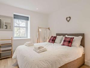 a bedroom with a bed with towels on it at 3 Bed in Crieff oc-90794 in Comrie