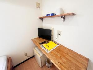 a room with a desk with a computer on it at House&Cafe GreenTerrace in Ishigaki Island