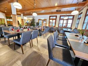 a dining room with tables and chairs in a restaurant at Bergresort Gerlitzen in Treffen