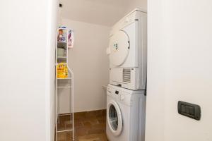 a laundry room with a washer and a dryer at Albavilla Stone Loft in Albavilla