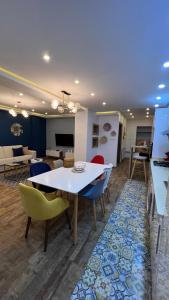 a living room with a white table and chairs at Casa hermosa draria in Draria