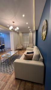a living room with a couch and a blue wall at Casa hermosa draria in Draria