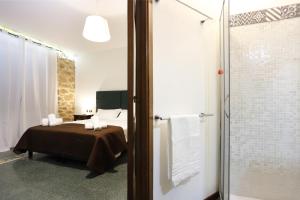 A bed or beds in a room at Bienestar - Maison de Charme