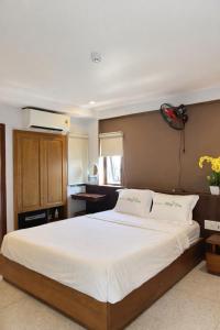 a bedroom with a large bed with white sheets at Hồng Phúc 7 Hotel in Danang