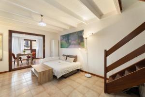 a bedroom with a bed and a table in it at Casa del Jable in Parque Holandes