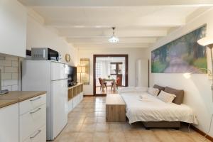 a living room with a couch and a kitchen at Casa del Jable in Parque Holandes