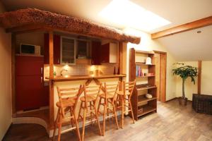 a kitchen with a bar with wooden stools at Ferienwohnung an der südlichen Boddenküste in Bartelshagen