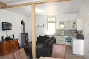 un soggiorno con divano e cucina di Waldidyll Brunni a Marlow Altre 8 foto