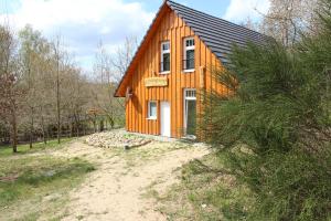 una piccola casa di legno in mezzo a un campo di Waldidyll Brunni a Marlow