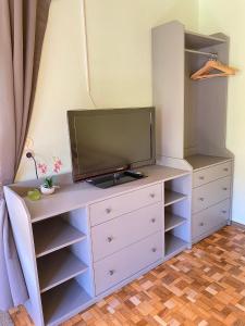 a tv on a dresser in a room at Ferienwohnung Graureiher in Marlow