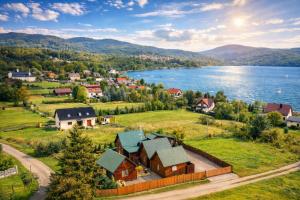 a small town on the shore of a lake at Domek "IGOR" nad Jeziorem Żywieckim w Zarzeczu in Zarzecze
