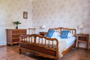 a bedroom with a bed with blue pillows on it at Villa Le Deck - Grande maison familliale proche plage in Arcachon