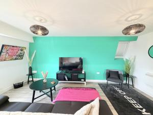 a living room with a couch and a tv at Dawson House in Southampton