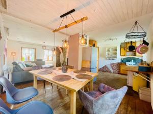 a kitchen and living room with a table and chairs at Deichliebe 290 Ökologisches Ferienhaus Stöckte in Winsen