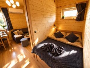 a room with a bed in a wooden cabin at Ośrodek Wypoczynkowy IGOR nad Jeziorem Żywieckim in Żywiec