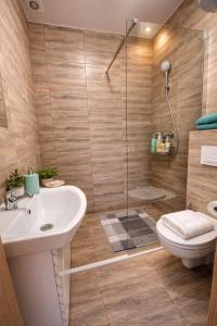 a bathroom with a shower and a toilet and a sink at Ośrodek Wypoczynkowy IGOR nad Jeziorem Żywieckim in Żywiec +253 photos