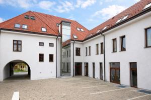 eine Gasse zwischen zwei weißen Gebäuden mit rotem Dach in der Unterkunft Saint Michael Boutique & Garni Hotel Trnava in Trnava + 57 Fotos
