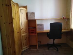 an office with a desk and a chair in a room at Appartement 48 m2 in Villeneuve-lès-Béziers