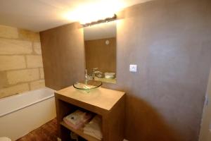 a bathroom with a sink and a mirror and a tub at Appartement Bordeaux Victoire in Bordeaux