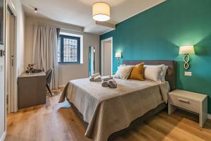 a bedroom with a bed with a green wall at Villa Decimum in Ciampino