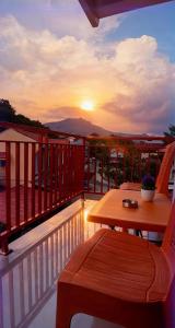 a balcony with a table and chairs on a balcony at Toraja Hikari Homestay in Rantepao
