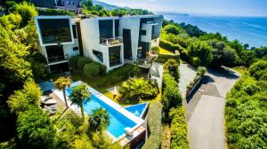 uma vista aérea de uma casa com piscina em Villa Lanperna em San Sebastián