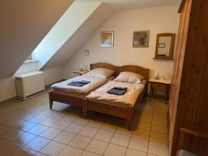 ein Schlafzimmer mit einem Bett und zwei Kissen darauf in der Unterkunft Hotel Katharinenhöfchen in Salzwedel
