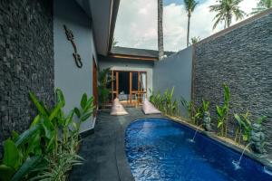 a courtyard with a swimming pool in a house at Gili Nomade Villas in Gili Trawangan