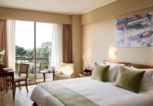 Un pat sau paturi într-o cameră la Golden Sun Hotel