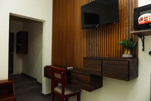 a room with a desk and a tv on a wall at Christianborg in Trofwi