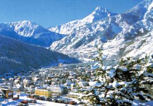 a town in the snow with mountains in the background at Bardonecchia Appartamento XL in Bardonecchia