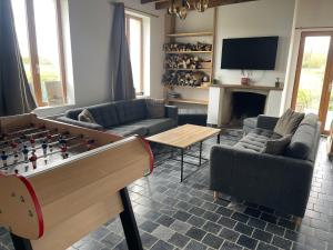 a living room with a pool table and a tv at La Houblonnière Eperlecques Gite d'Ecou in Tilques