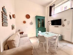 a living room with a couch and a table at Casa Vacanze Roberta in Follonica